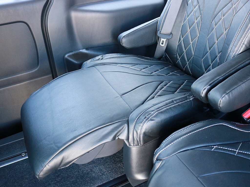 キャプテンシートの足元にはオットマンが設置されています。勿論専用のシートカバーはオットマンまでカバーしています。