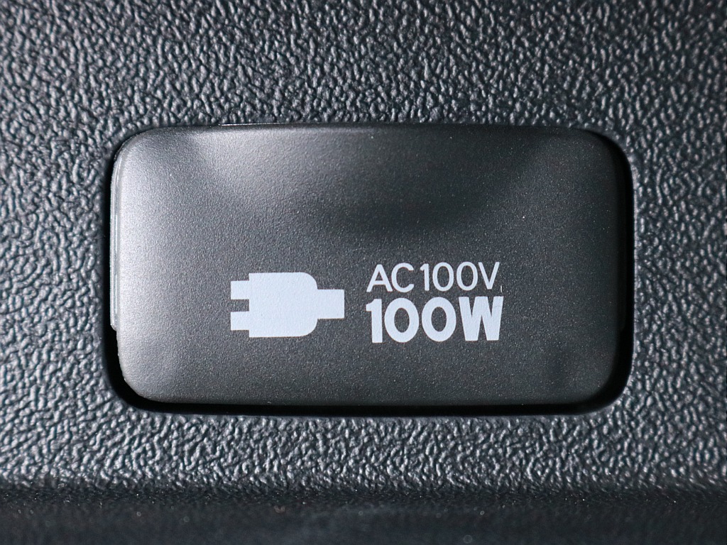 あると便利なAC100V電源も設置されています。携帯電話等のモバイル端末の充電などにご活用頂けます。