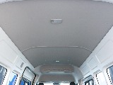 ハイエースDXスーパーロングはハイルーフなので、天井がとても高いです。大きな荷物を積むにも、快適空間を楽しむにもハイルーフはとても便利です。