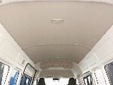 ハイエースDXスーパーロングはハイルーフなので、天井がとても高いです。大きな荷物を積むにも、快適空間を楽しむにもハイルーフはとても便利です。