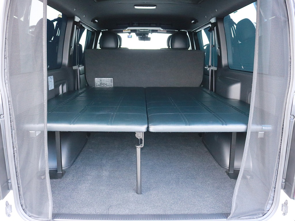 荷室スペースにはOGUshow　ESフリップベッドを搭載しています！　両側のベッドを展開することで、車中泊にも対応のベッドスペースとして使用できます。