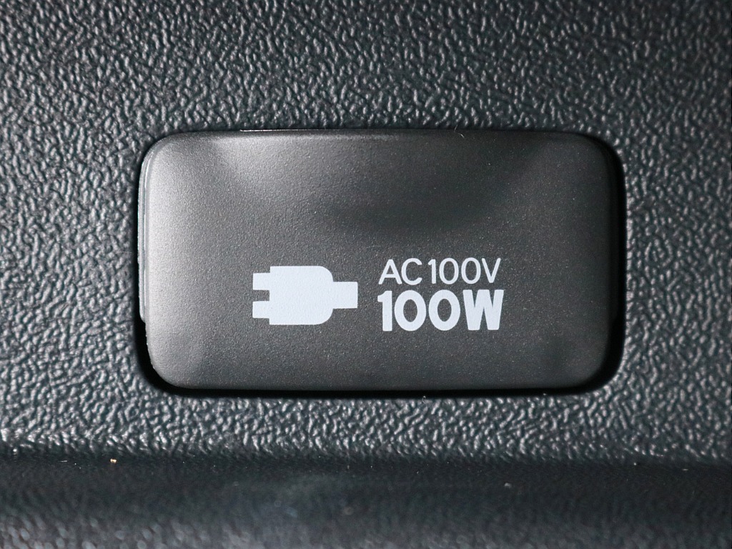 あると便利なAC100V電源も設置されています。携帯電話等のモバイル端末の充電などにご活用頂けます。