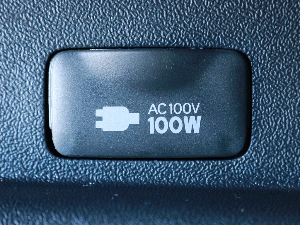 あると便利なAC100V電源も設置されています。携帯電話等のモバイル端末の充電などにご活用頂けます。