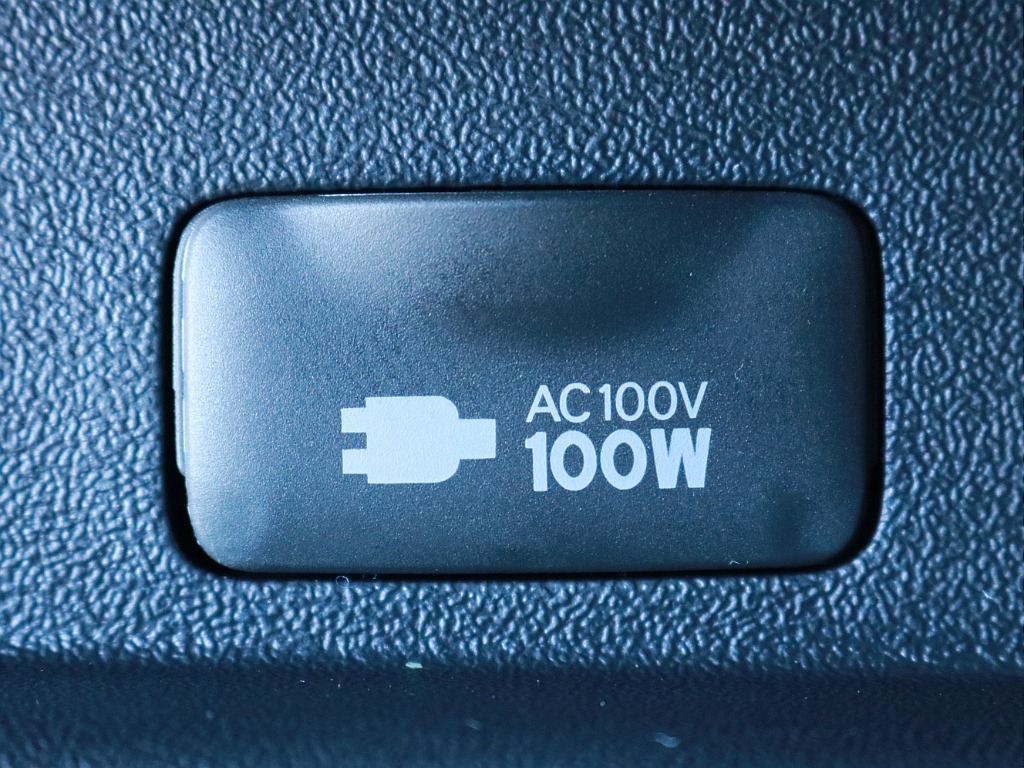 あると便利なアクセサリーコネクターAC100V電源を完備！　モバイル端末の充電などにご活用頂けます。