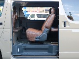 2列目シートもブラウンのシートカバーが設置されています。3点式シートベルトなのでチャイルドシートの設置も可能です。