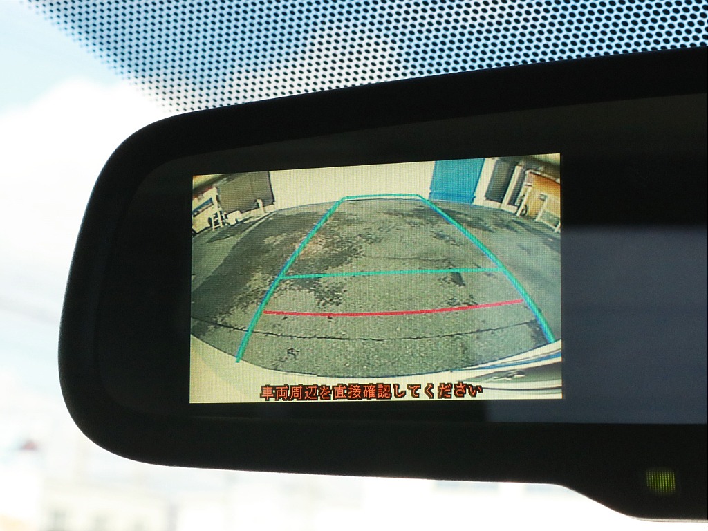 メーカーオプションのバックカメラ内蔵自動防眩ミラーが設置されています。駐車時等のドライビングをアシストします。