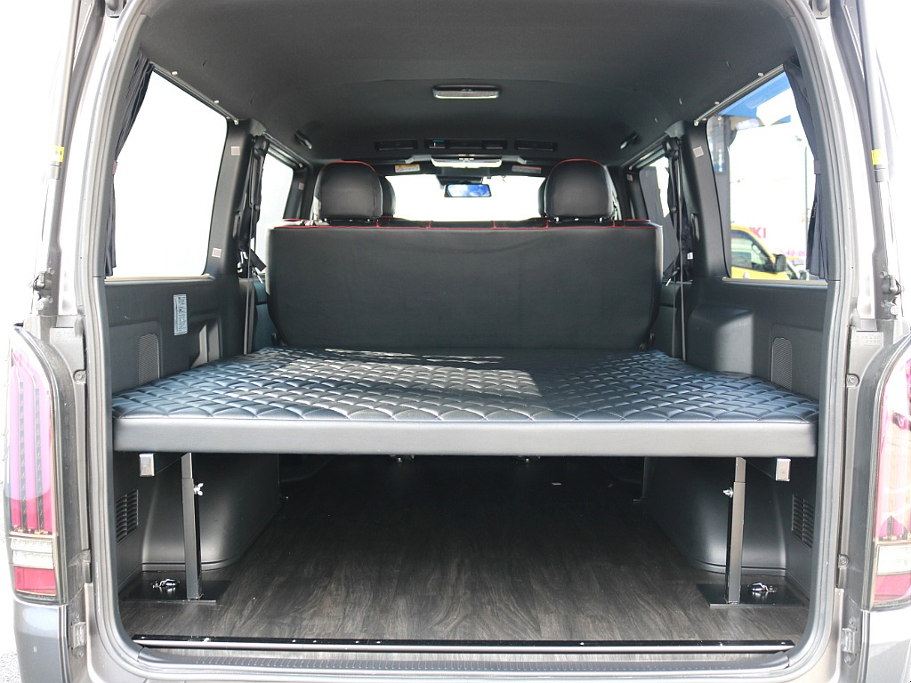 リアハッチを開くと荷室スペースには車中泊対応のベッドキットが設置されています。