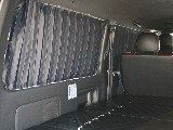リア5面には遮光カーテンを設置しています。車中泊時に重宝し、車外からは見えないようになっているので、プライバシーを守ることができます。