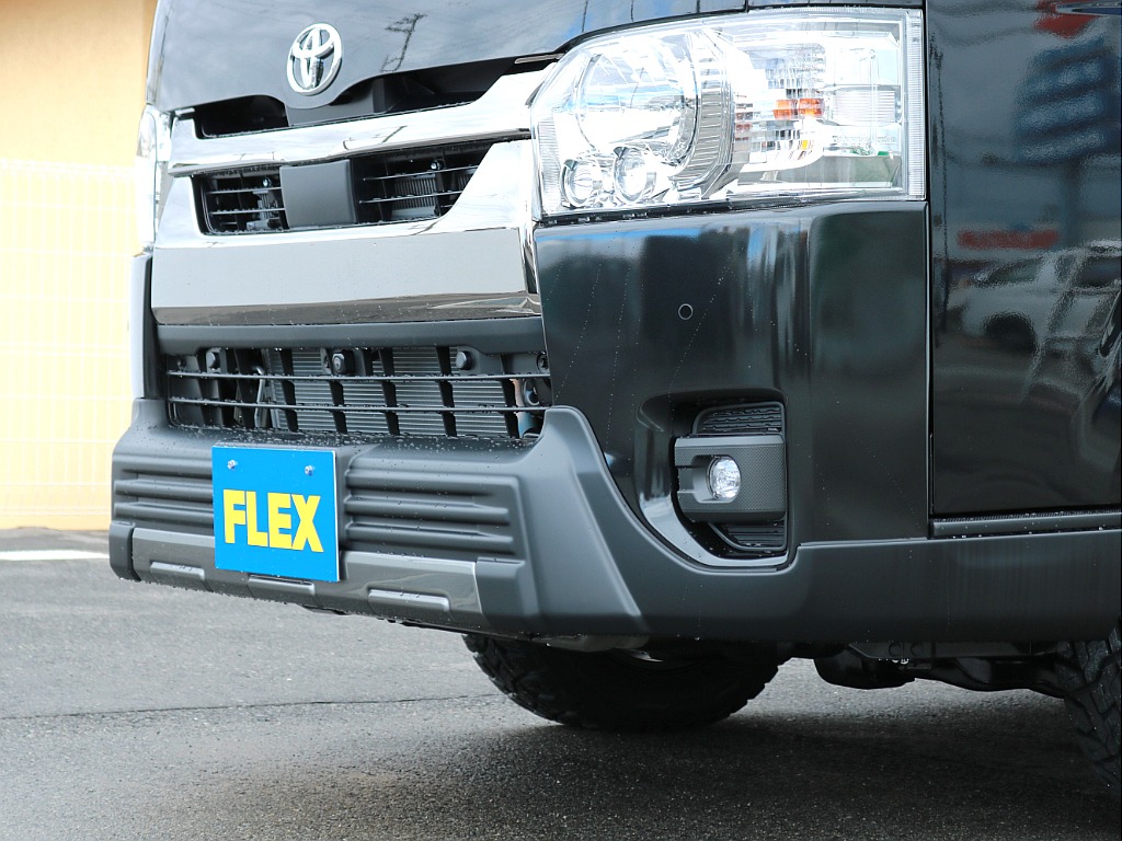 FLEX新作オフロードスポイラー『Tフォース』を装着済み！　高い走破性を印象付けるフェイス回りになっています。