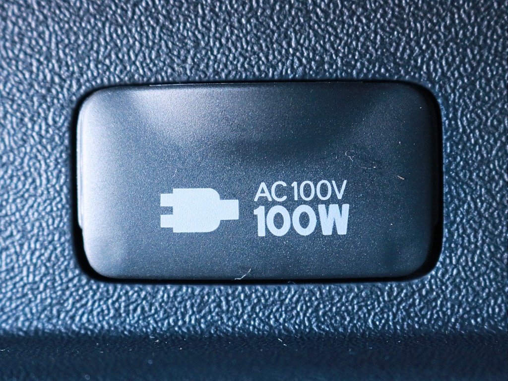 あると便利なAC100V電源も設置されています。携帯電話等のモバイル端末の充電などにご活用頂けます。