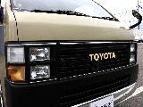 レトロ感のある角目４灯