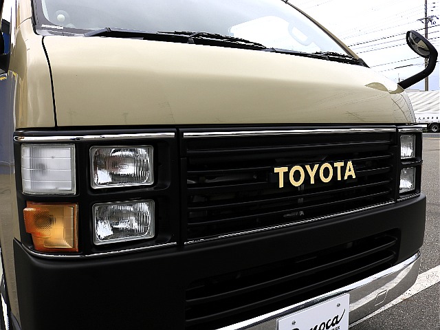レトロ感のある角目４灯