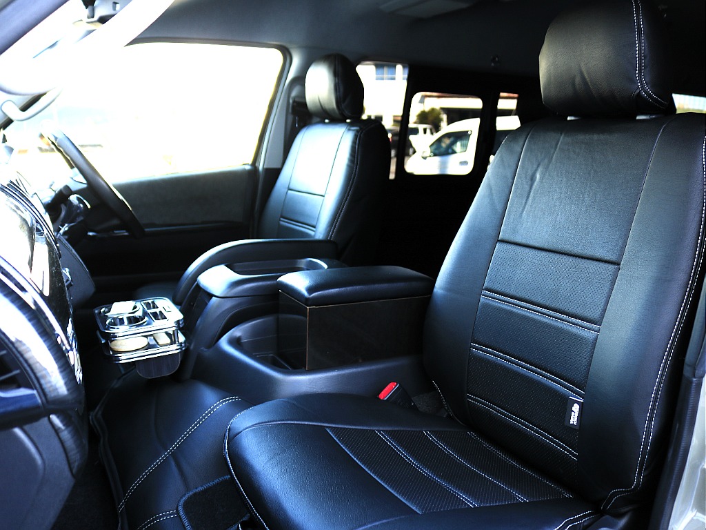 全席ブラックシートカバーを装着