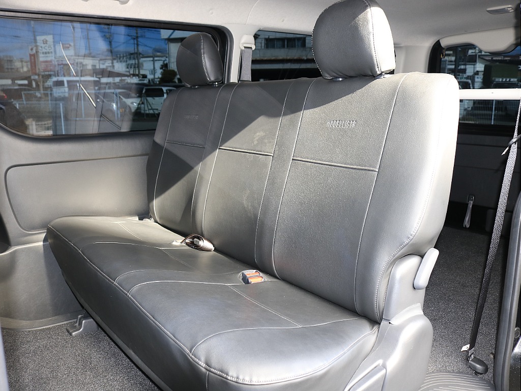 大人３人乗車可能なリアシート