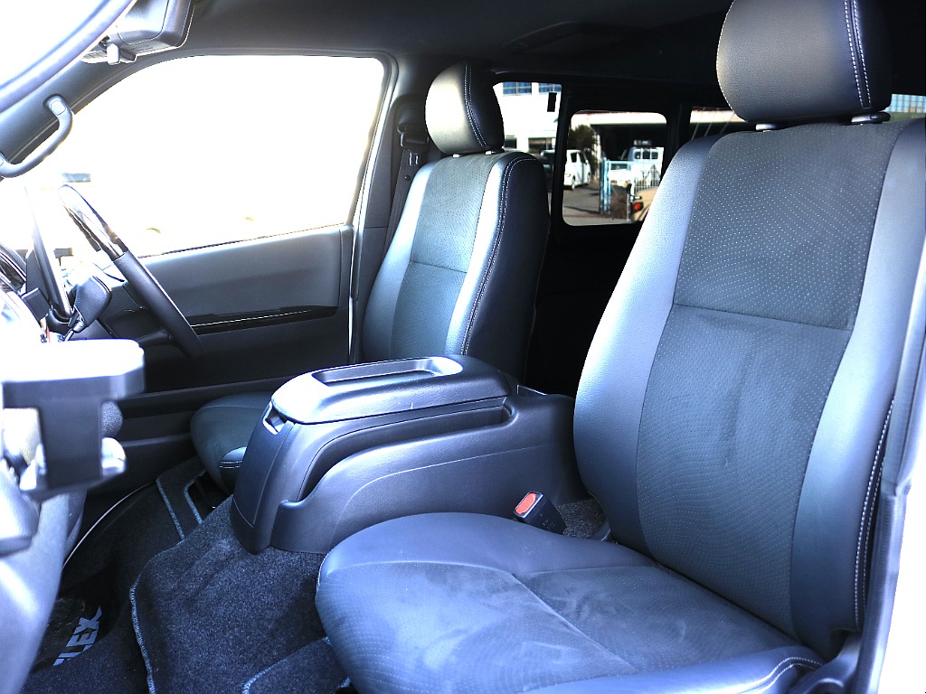 トヨタ&nbsp;ハイエースバン&nbsp;5D2.8DTスーパーGLダークプライムⅡロング&nbsp;厳選仕入れ&nbsp;兵庫県の詳細画像&nbsp;その18