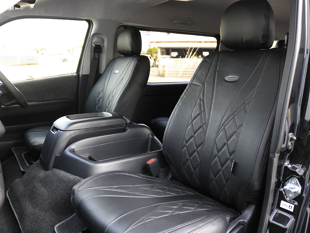 全席ダイヤキルトブラックシートカバーを装着