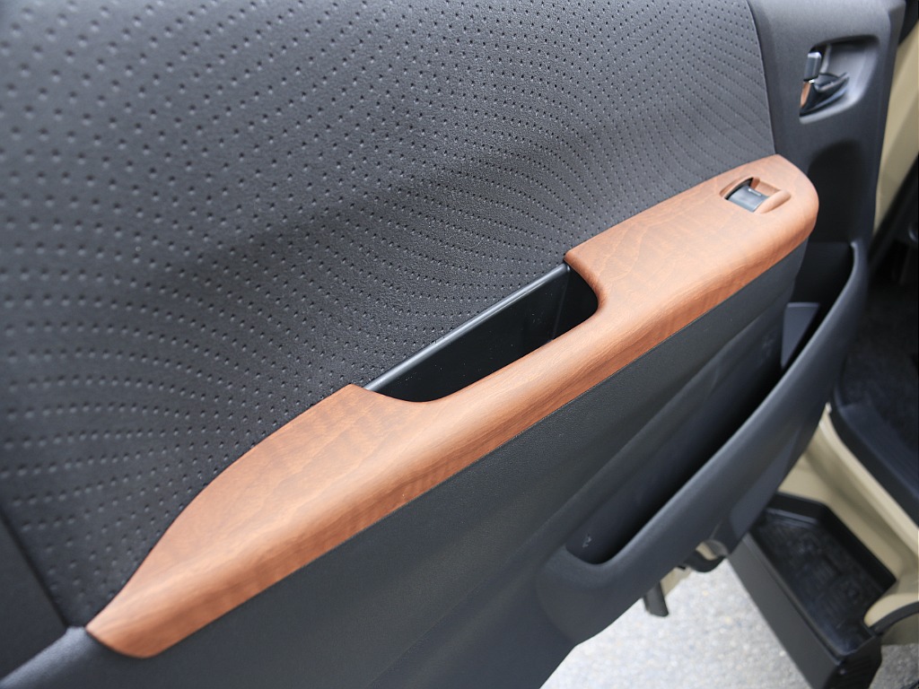 内外装、足回り、ナビと欲しい装備をパッケージングでコンプリートカスタム★もちろん追加カスタムもお任せください！どんなカスタムもお任せください！お客様のニーズに合わせたご提案をさせていただきます！