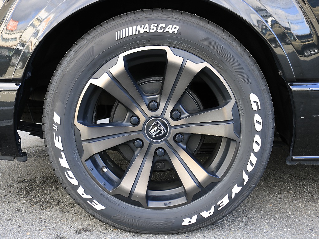 定番のナスカータイヤを装着