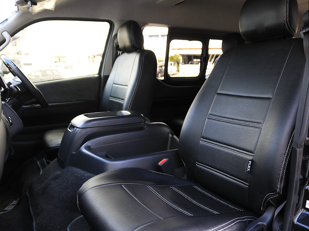 全席ブラックシートカバーを装着