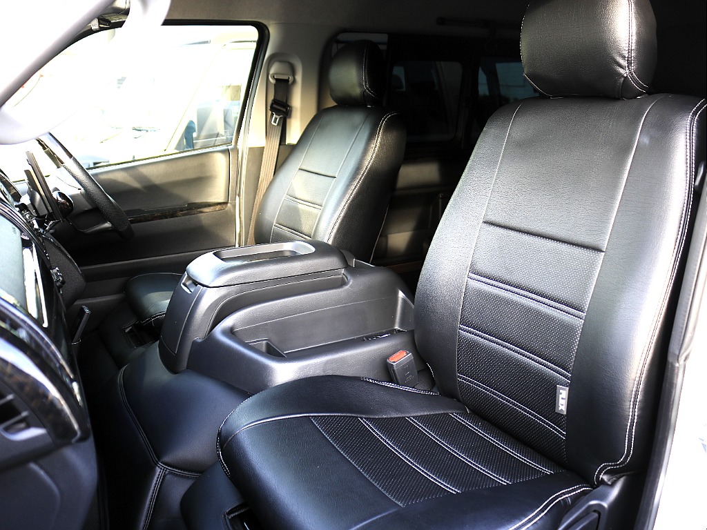 全席ブラックシートカバーを装着