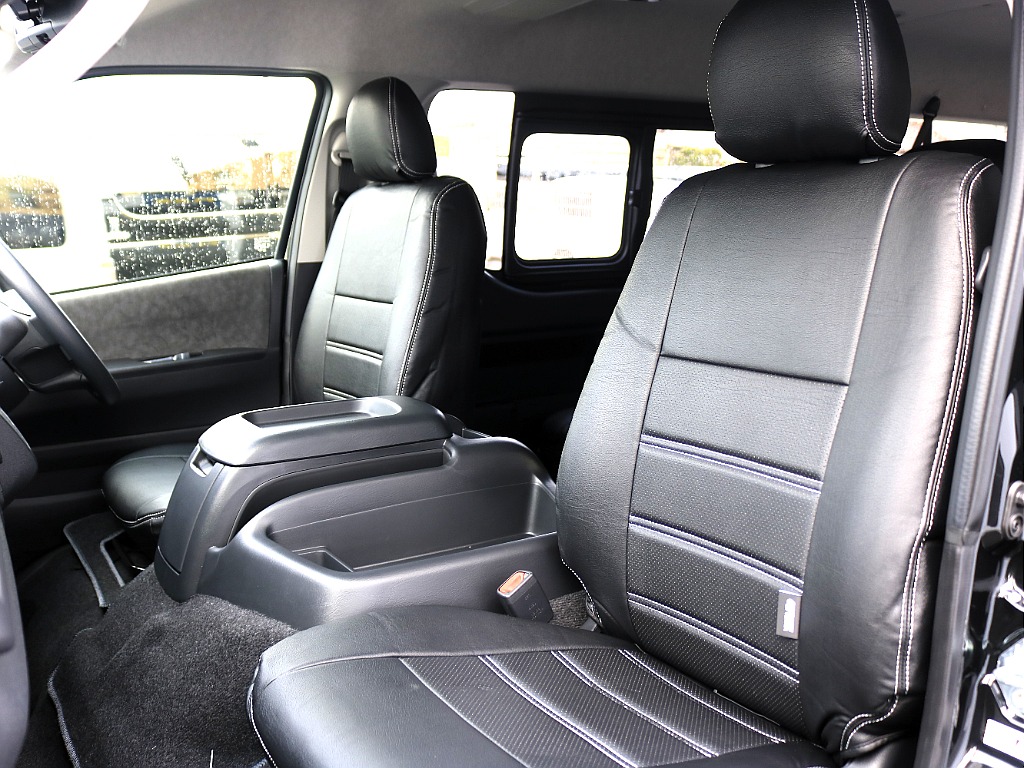 全席ブラックシートカバーを装着