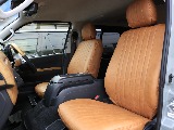 全席オリジナルブラウンシートカバーを装着