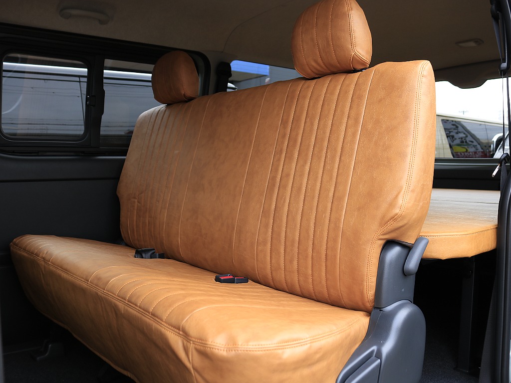 大人３人乗車可能なリアシート