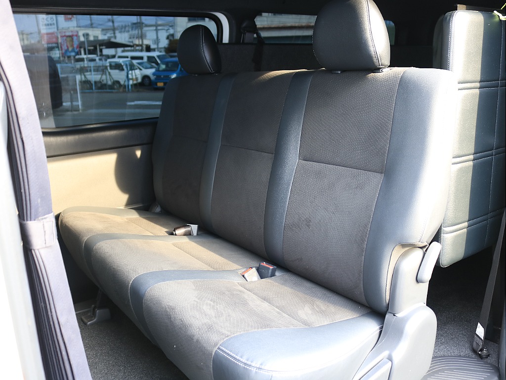 大人３人乗車可能なリアシート