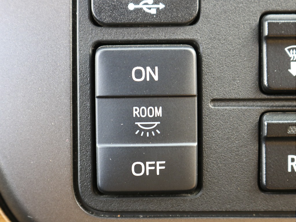 内外装、足回り、ナビと欲しい装備をパッケージングでコンプリートカスタム★もちろん追加カスタムもお任せください！どんなカスタムもお任せください！お客様のニーズに合わせたご提案をさせていただきます！