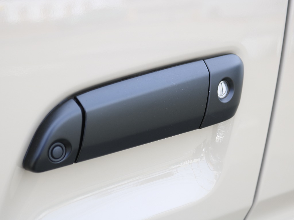 内外装、足回り、ナビと欲しい装備をパッケージングでコンプリートカスタム★もちろん追加カスタムもお任せください！どんなカスタムもお任せください！お客様のニーズに合わせたご提案をさせていただきます！