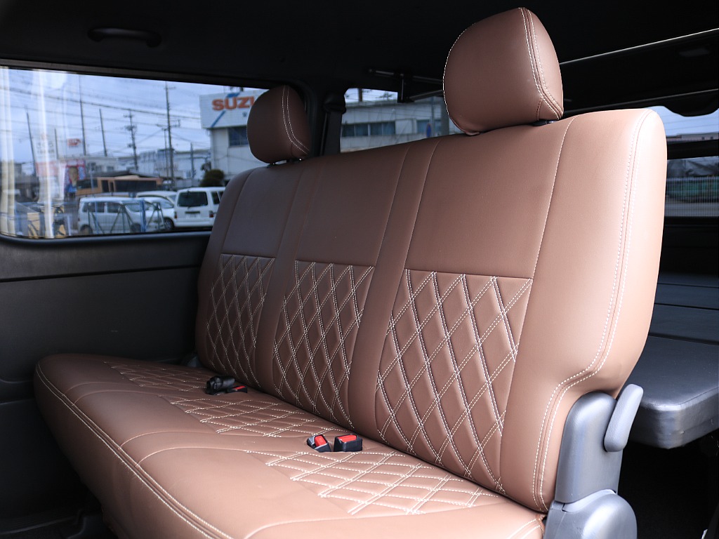 大人３人乗車可能なリアシート