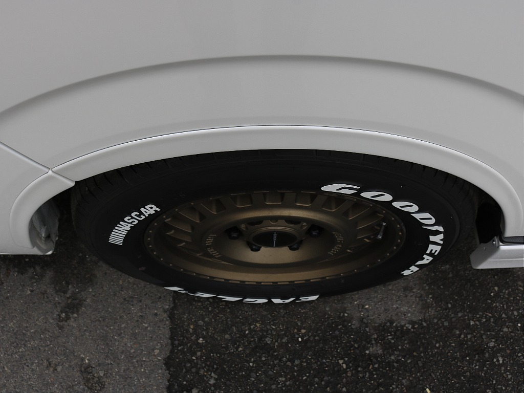 オリジナルオーバーフェンダー装着で車検対応