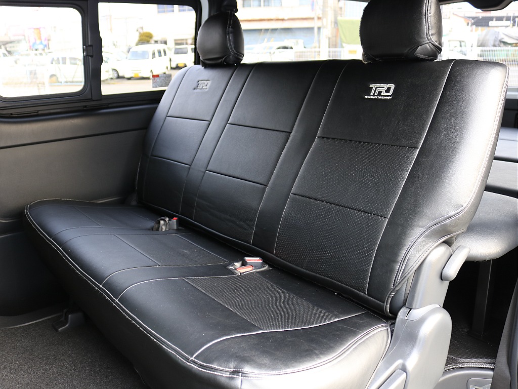 大人３人乗車可能なリアシート