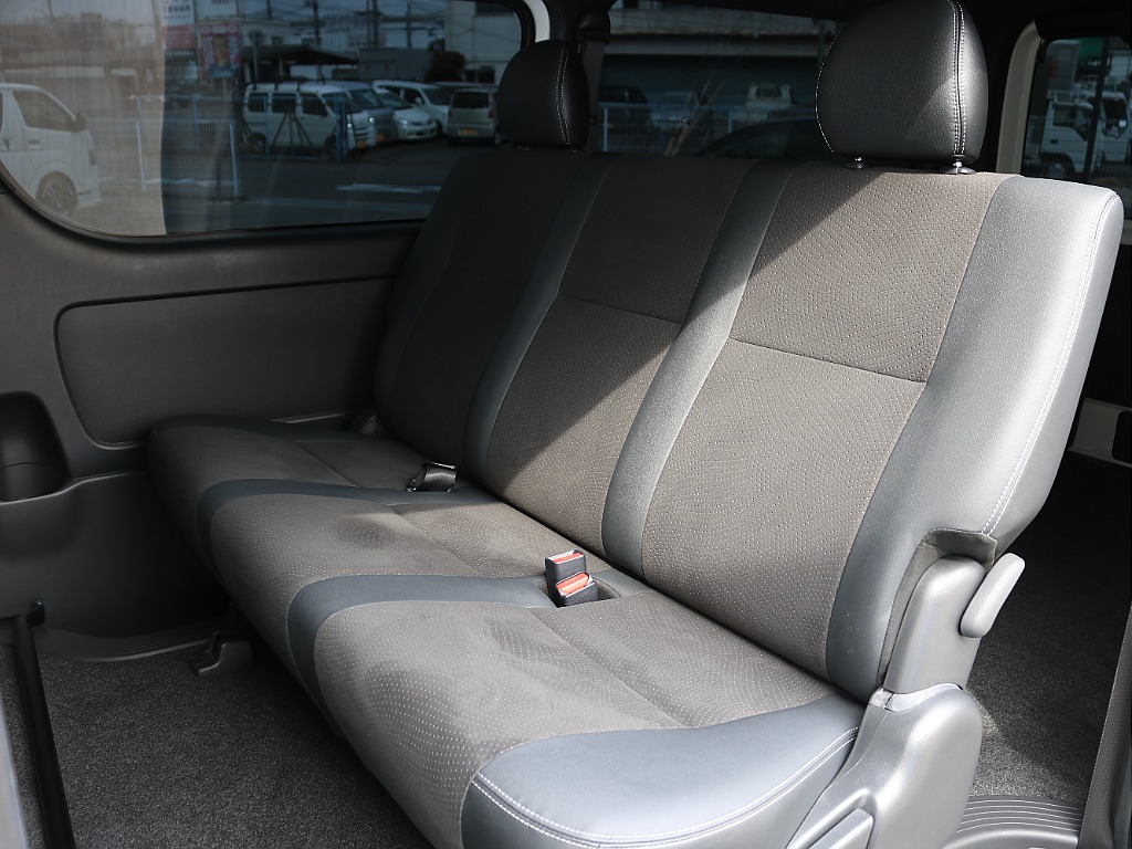 大人３人乗車可能なリアシート
