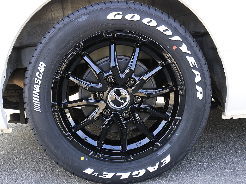 新品ナスカータイヤを装着