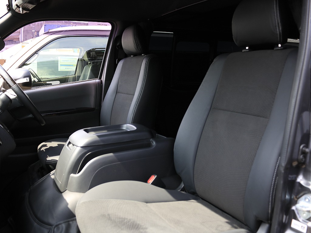 内外装、足回り、ナビと欲しい装備をパッケージングでコンプリートカスタム★もちろん追加カスタムもお任せください！どんなカスタムもお任せください！お客様のニーズに合わせたご提案をさせていただきます！