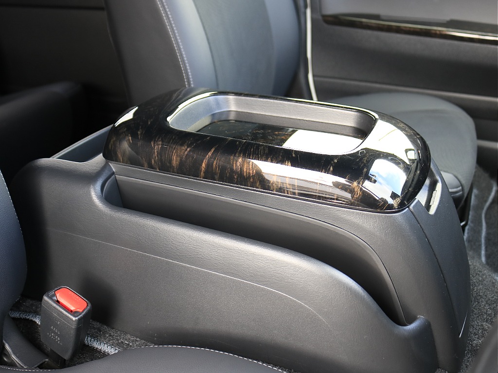 内外装、足回り、ナビと欲しい装備をパッケージングでコンプリートカスタム★もちろん追加カスタムもお任せください！どんなカスタムもお任せください！お客様のニーズに合わせたご提案をさせていただきます！