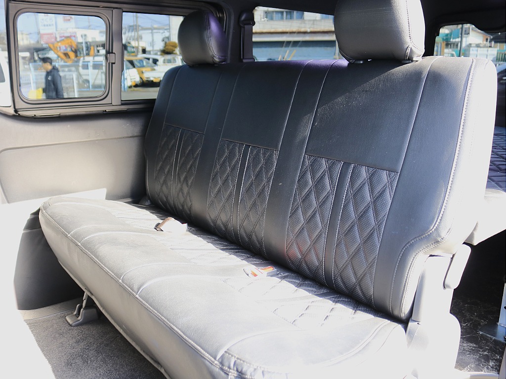 大人３人乗車可能なリアシート