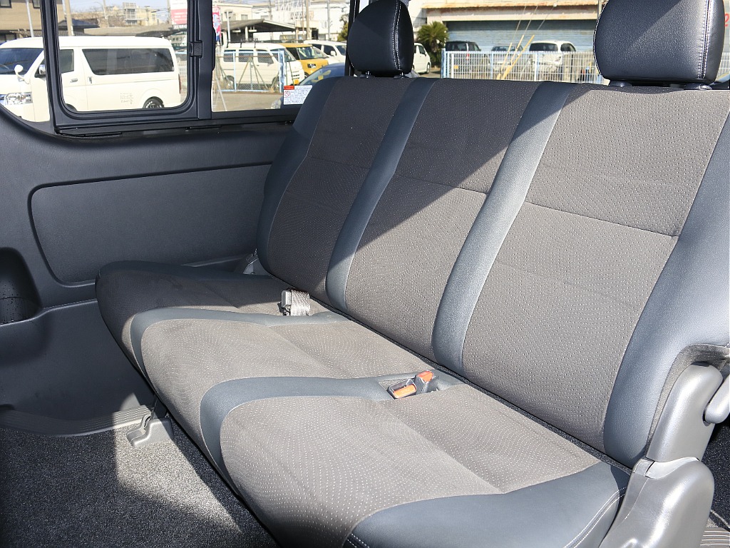 大人３人乗車可能なリアシート