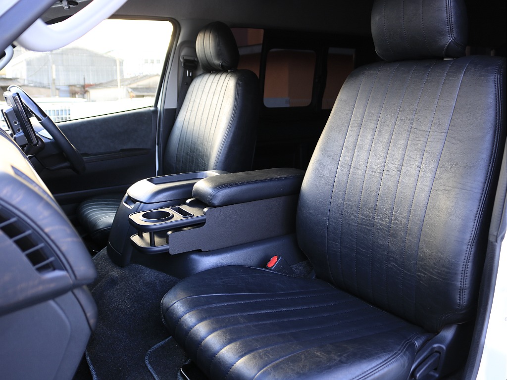 全席オリジナルブラックシートカバーを装着