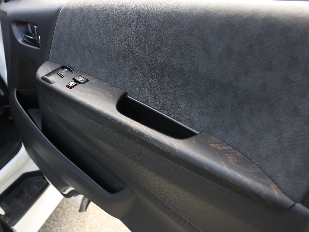 内外装、足回り、ナビと欲しい装備をパッケージングでコンプリートカスタム★もちろん追加カスタムもお任せください！どんなカスタムもお任せください！お客様のニーズに合わせたご提案をさせていただきます！