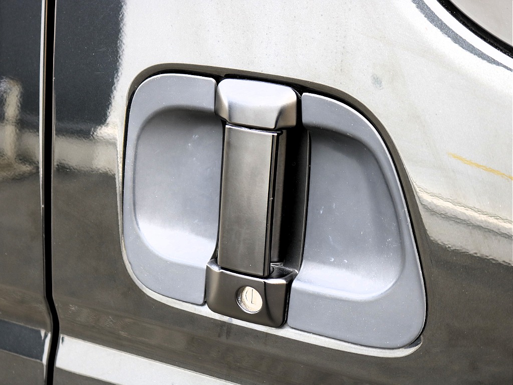 内外装、足回り、ナビと欲しい装備をパッケージングでコンプリートカスタム★もちろん追加カスタムもお任せください！どんなカスタムもお任せください！お客様のニーズに合わせたご提案をさせていただきます！