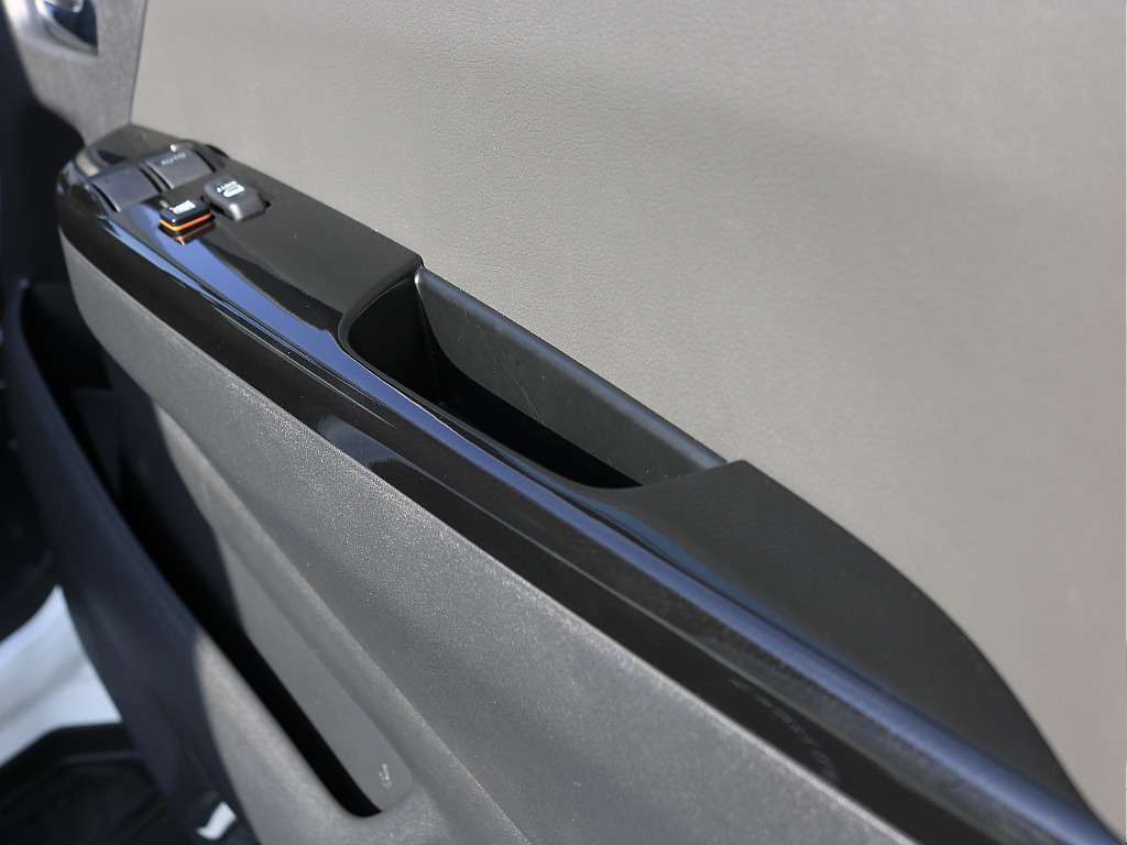 内外装、足回り、ナビと欲しい装備をパッケージングでコンプリートカスタム★もちろん追加カスタムもお任せください！どんなカスタムもお任せください！お客様のニーズに合わせたご提案をさせていただきます！