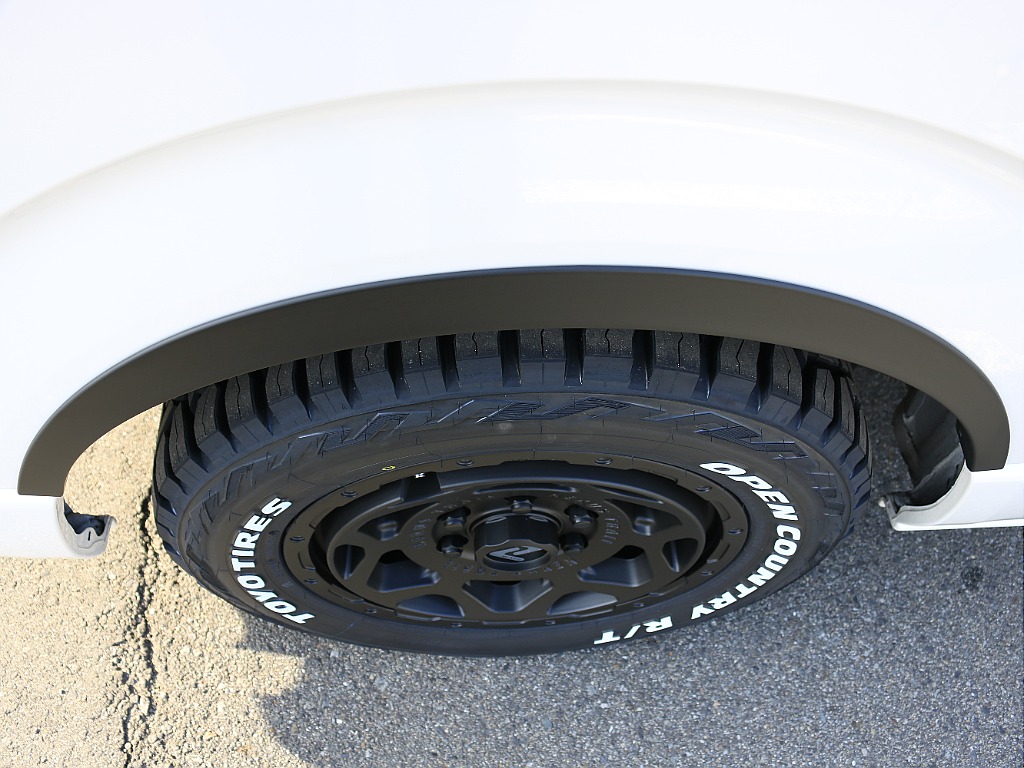 内外装、足回り、ナビと欲しい装備をパッケージングでコンプリートカスタム★もちろん追加カスタムもお任せください！どんなカスタムもお任せください！お客様のニーズに合わせたご提案をさせていただきます！