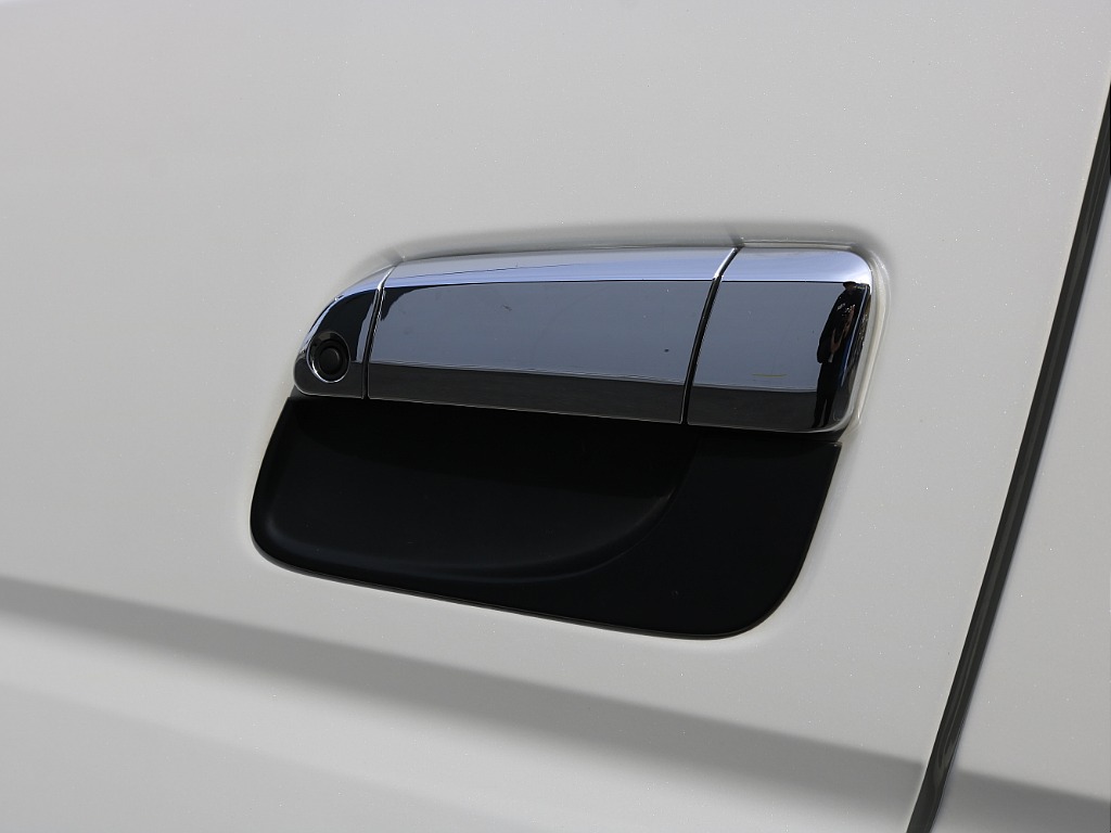 内外装、足回り、ナビと欲しい装備をパッケージングでコンプリートカスタム★もちろん追加カスタムもお任せください！どんなカスタムもお任せください！お客様のニーズに合わせたご提案をさせていただきます！