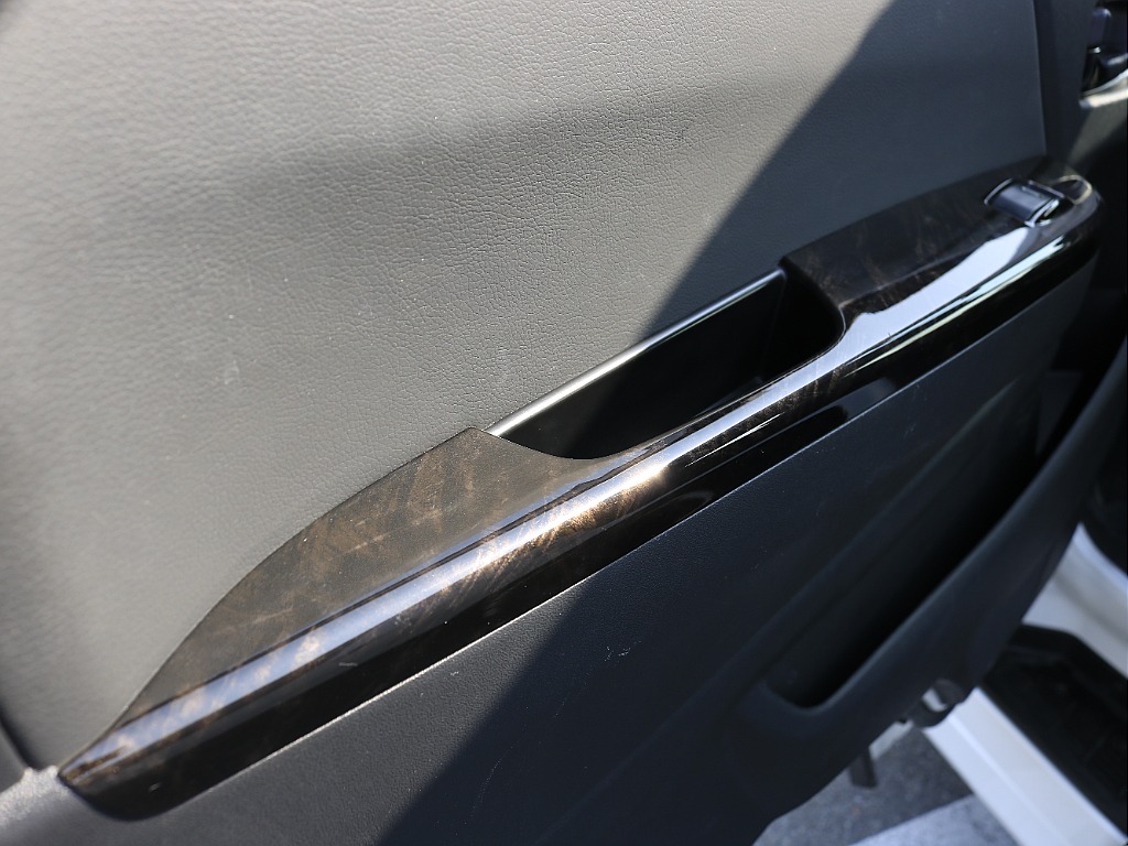 内外装、足回り、ナビと欲しい装備をパッケージングでコンプリートカスタム★もちろん追加カスタムもお任せください！どんなカスタムもお任せください！お客様のニーズに合わせたご提案をさせていただきます！