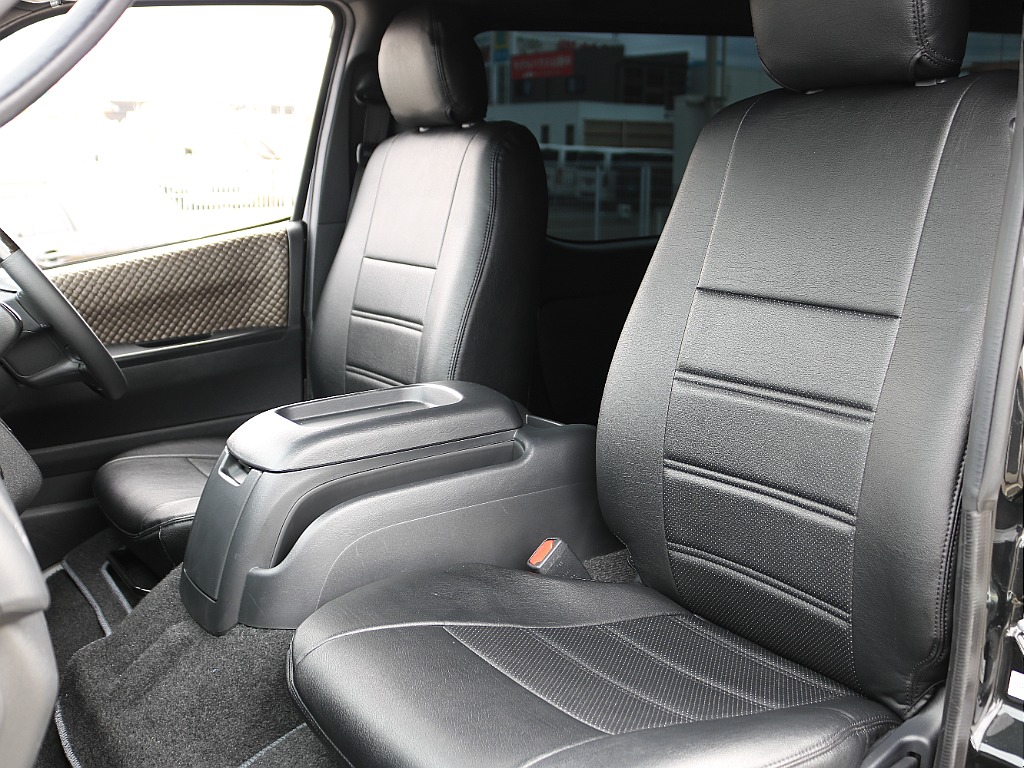 全席ブラックシートカバーを装着