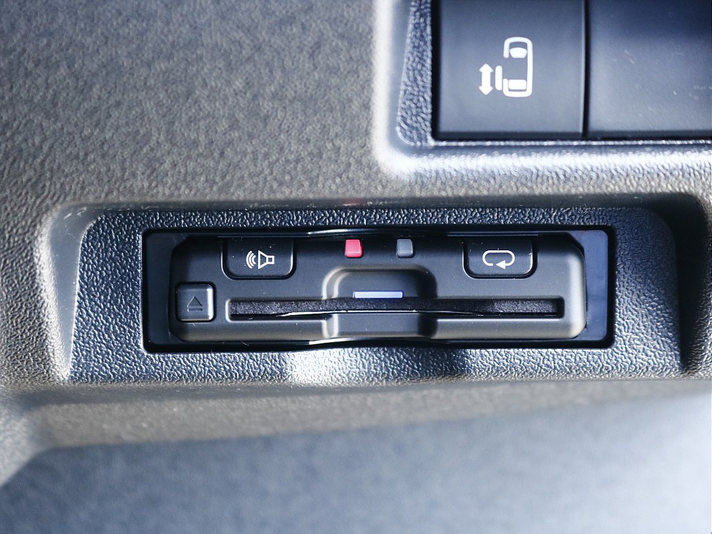 内外装、足回り、ナビと欲しい装備をパッケージングでコンプリートカスタム★もちろん追加カスタムもお任せください！どんなカスタムもお任せください！お客様のニーズに合わせたご提案をさせていただきます！