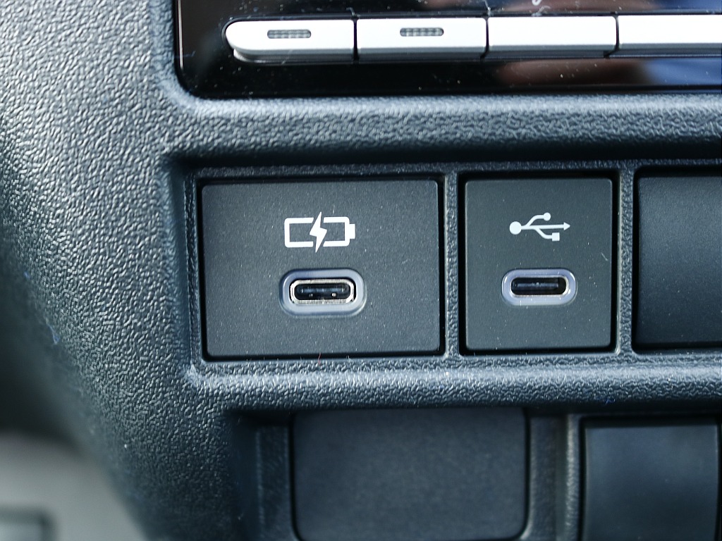 内外装、足回り、ナビと欲しい装備をパッケージングでコンプリートカスタム★もちろん追加カスタムもお任せください！どんなカスタムもお任せください！お客様のニーズに合わせたご提案をさせていただきます！