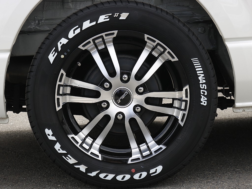 定番のナスカータイヤを装着